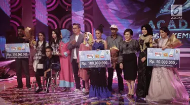 Suasana saat Fildan Rahayu dinobatkan sebagai pemenang Dangdut Academy 4 atau D'Academy 4 di Studio 5 Indosiar, Jakarta, Jumat (19/5). Dengan kemenangan ini, Fildan berhak mendapatkan hadiah uang tunai sebesar Rp 250 juta. (Liputan6.com/Faizal Fanani)