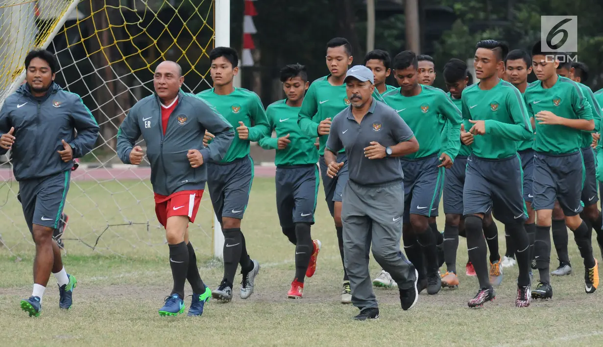 Ketua Umum PSSI, Edy Rahmayadi (kedua kiri) berlari bersama Timnas Indonesia U-16 jelang pelepasan di Lapangan Atang Sutresna, Jakarta, Rabu (13/9). Timnas U-16 akan berlaga pada kualifikasi Piala Asia U-16 di Thailand. (Liputan6.com/Helmi Fithriansyah)