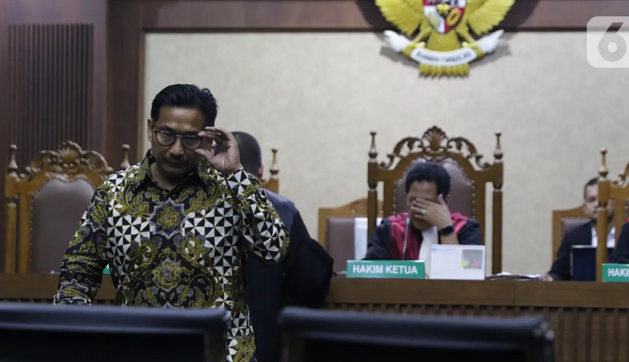 Terdakwa dugaan gratifikasi terkait kerjasama jasa pelayaran, Bowo Sidik Pangarso saat menjalani sidang lanjutan di Pengadilan Tipikor, Jakarta, Rabu (23/10/2019). Sidang mendengar keterangan terdakwa. (Liputan6.com/Helmi Fithriansyah)