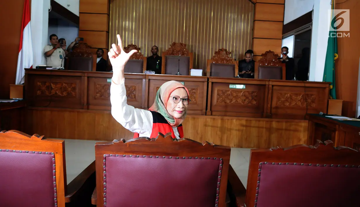Terdakwa Ratna Sarumpaet memberikan salam dua jari Pengadilan Negeri (PN) Jakarta Selatan, Kamis (29/2). Ratna menjalani sidang dakwaan perdana atas kasus penyebaran berita hoaks yang menyebutkan wajah lebam. (Liputan6.com/Herman Zakharia) 
