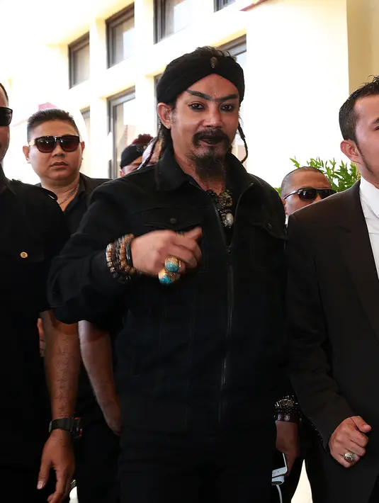 Limbad dan pengacaranya tak datang sendiri ke Polres Jakarta Utara, rupanya korban pencurian tersebur juga datang ke lokasi yang sama. (Deki Prayoga/Bintang.com)