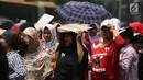 Gerakan Perempuan Milenial Indonesia (Permisi) berjalan saat mendatangi Gedung Bawaslu, Jakarta, Rabu (12/9).  Mereka meminta Bawaslu turun tangan menyetop politisasi emak-emak di Pilpres 2019. (Merdeka.com/Imam Buhori)