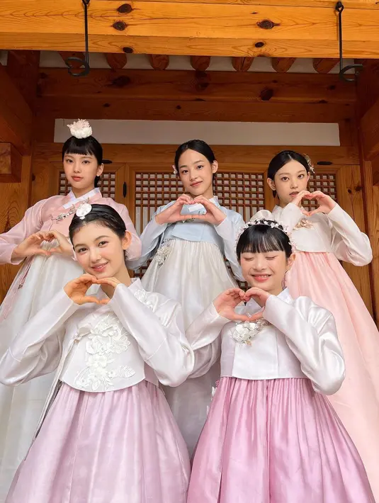 New Jeans menghadirkan penampilan paling khas dari masyarakat Korea, yaitu mengenakan hanbok. Setiap member memilih warna pastel yang lembut dan tampak sangat cantik di foto ini. Foto: Instagram.