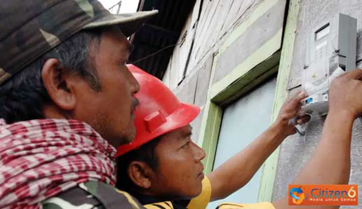 Citizen6, Malang: Petugas PLN Malang, Unit Pelayanan Jaringan ( UPJ) Tumpang sedang memasang kwh meter Listrik Prabayar (LBP) di rumah pelanggan di Desa Ranupani Kec. Senduro, Kab. Lumajang Jawa Timur, Sabtu (7/4). (Pengirim: badarudin Bakri)