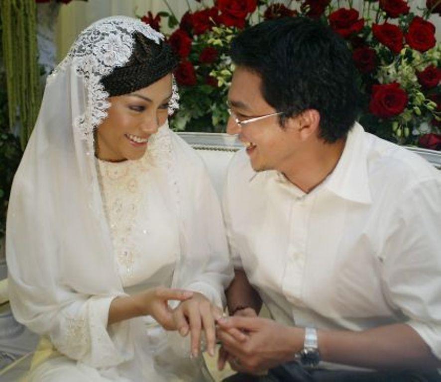 Engku Emran dan Erra Fazira bertunangan