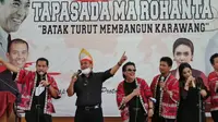 Deklarasi dukungan Paslon Bupati Karawang Yessi-Adly digelar dengan menghelat konser musik Batak. (Liputan6.com/Bam Sinulingga)