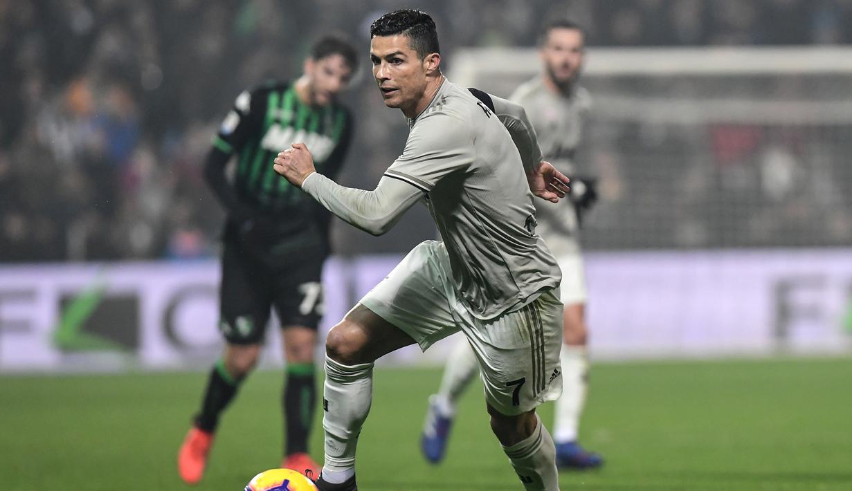Aksi Cristiano Ronaldo pada laga lanjutan Serie A yang berlangsung di stadion Mapei, Reggio Emilia, Senin (11/2). Juventus menang 3-0 atas Sassuolo. (AFP/Miguel Medina)