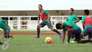 Pemain naturalisasi, Ezra Walian (tengah) melakukan pemanasan bersama Timnas Indonesia U-22 jelang latihan resmi laga persahabatan melawan Myanmar di Stadion Pakansari, Kab Bogor, Senin (20/3). (Liputan6.com/Helmi Fithriansyah)
