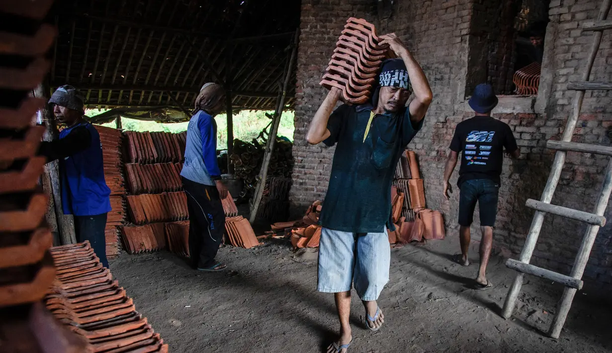 Kompetisi binaraga tradisional ini diikuti perajin ataupun pekerja pabrik genteng. (Aditya Irawan/AFP)