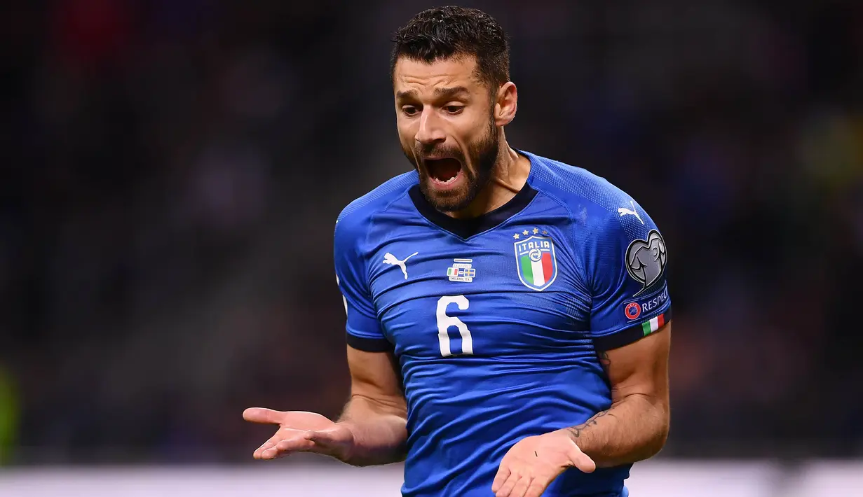 Gelandang Italia, Antonio Candreva, tampak kecewa usai gagal mencetak gol ke gawang Swedia pada laga leg kedua playoff Piala Dunia 2018, di Stadion Giuseppe Meazza, Senin (13/11/2017). Italy bermain imbang 0-0 dengan Swedia. (AFP/Marco Bertorello)