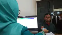 Disdukcapil Kota Cirebon menerapkan pelayan pencetakan KTP Elektronik hanya 5 menit. Foto (Liputan6.com / Panji Prayitno)