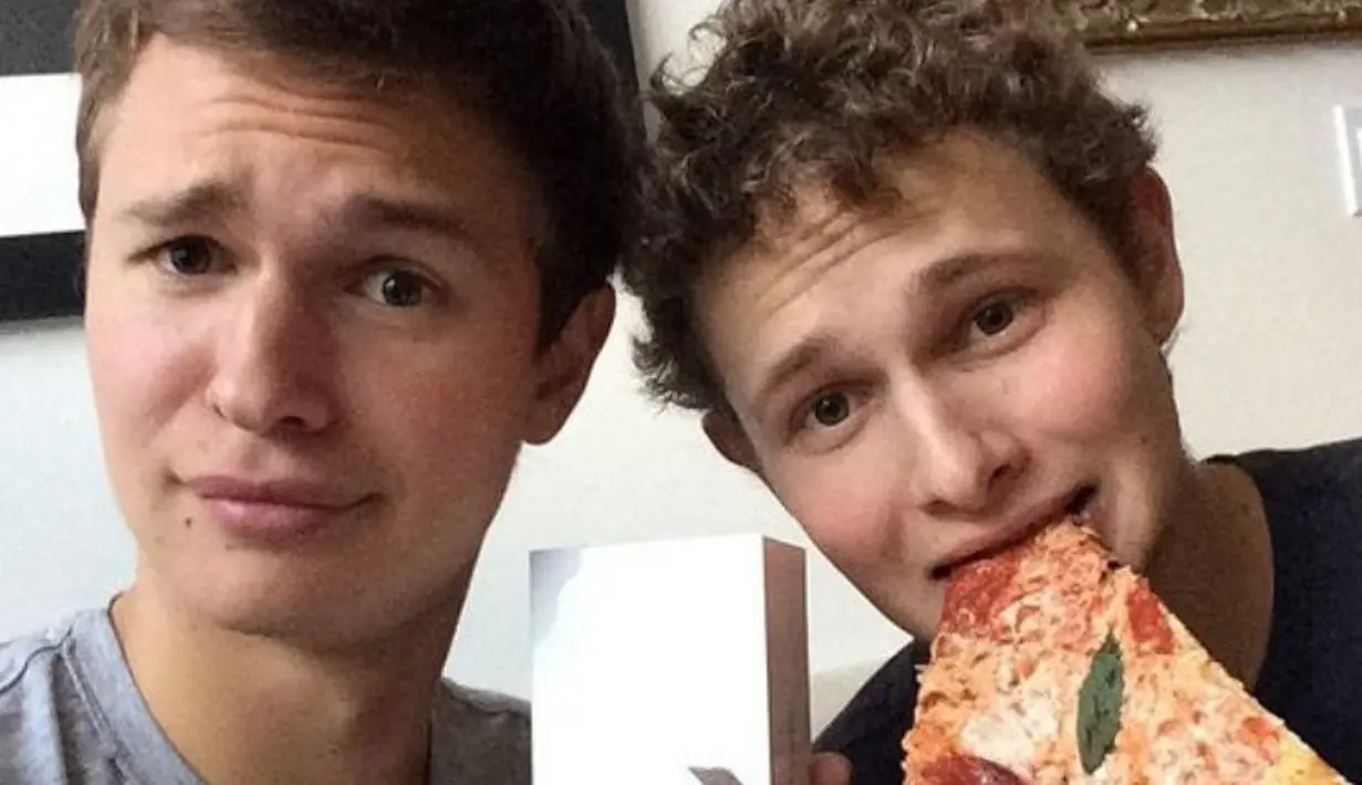 Ansel Elgort miliki ketampanan luar biasa. Namun Warren Elgort pun juga bisa bikin hati deg-degan! (PopSugar)