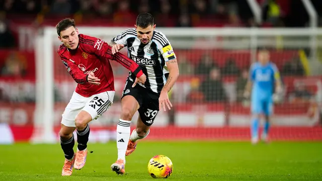 Pemain Manchester United, Manuel Ugarte (kiri), berebut bola dengan pemain Newcastle, Bruno Guimaraes