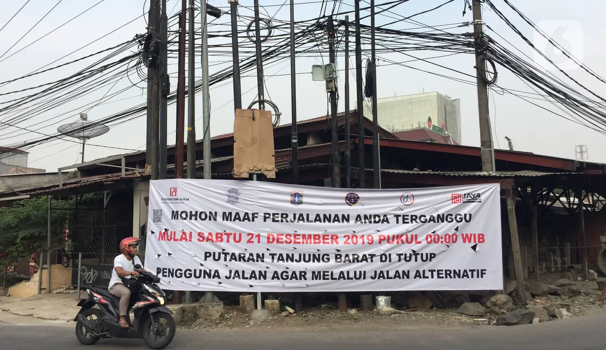 Spanduk pemberitahuan terpampang di jalur putar balik yang juga perlintasan sebidang di kawasan Tanjung Barat, Jakarta, Kamis (19/12/2019). Mulai Sabtu (21/12) mendatang, jalur putar balik itu akan ditutup, terkait proyek pembangunan flyover di kawasan tersebut. (Liputan6.com/Immanuel Antonius)