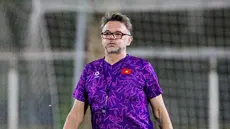 Ekspresi tegang pelatih Vietnam, Philippe Troussier, saat memimpin sesi latihan jelang laga melawan Timnas Indonesia di Lapangan A Senayan, Jakarta, Rabu (20/3/2024). Timnas Vietnam akan menjalani laga krusial melawan timnas Indonesia pada lanjutan Grup F Kualifikasi Piala Dunia 2026 zona Asia. (Bola.com/Bagaskara Lazuardi)