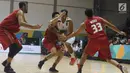 Tiga pebasket putra Indonesia mencoba menahan pemain India saat turnamen invitasi sekaligus tes event jelang Asian Games 2018 di Jakarta, Jumat (9/2). Indonesia kalah 66-55. (Liputan6.com/Helmi Fithriansyah)