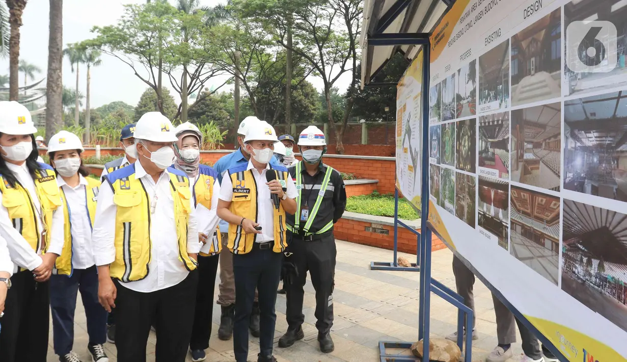 Menteri PUPR Basuki Hadimuljono saat melakukan kunjungan kerja ke proyek revitalisasi TMII, Jakarta Timur, Selasa (12/7/2022). Kunjungan dilakukan untuk menijau progres revitaliasasi TMII yang dipersiapkan untuk Presidensi Indonesia dalam Konferensi Tingkat Tinggi (KTT) G20 yang berlangsung pada November mendatang. (Liputan6.com/Herman Zakharia)