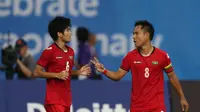 Myanmar U-23 Nay Lin Tun (8) saat melawan Vietnam di semifinal SEA Games 2015 (Bola.com/Arief Bagus)