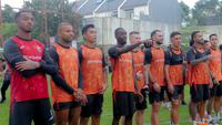 Pemain Persija, Allano Lima, tampak antusias melihat kedatangan ribuan The Jakmania yang hadir langsung ke Persija Training Ground, Bojong Sari, Depok, Jawa Barat, Jumat (9/1/2026). (Bola.com/M Iqbal Ichsan)