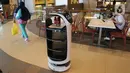Sebuah robot pramusaji “Bellabot” mengantar makanan untuk pengunjung food court di Tangcity Mal, Kota Tangerang, Rabu (27/10/2021). Robot karakter hewan itu melayani antar pesan makanan bagi pengunjung guna mengurangi interaksi mengingat masih dalam pandemi covid-19. (Liputan6.com/Angga Yuniar)