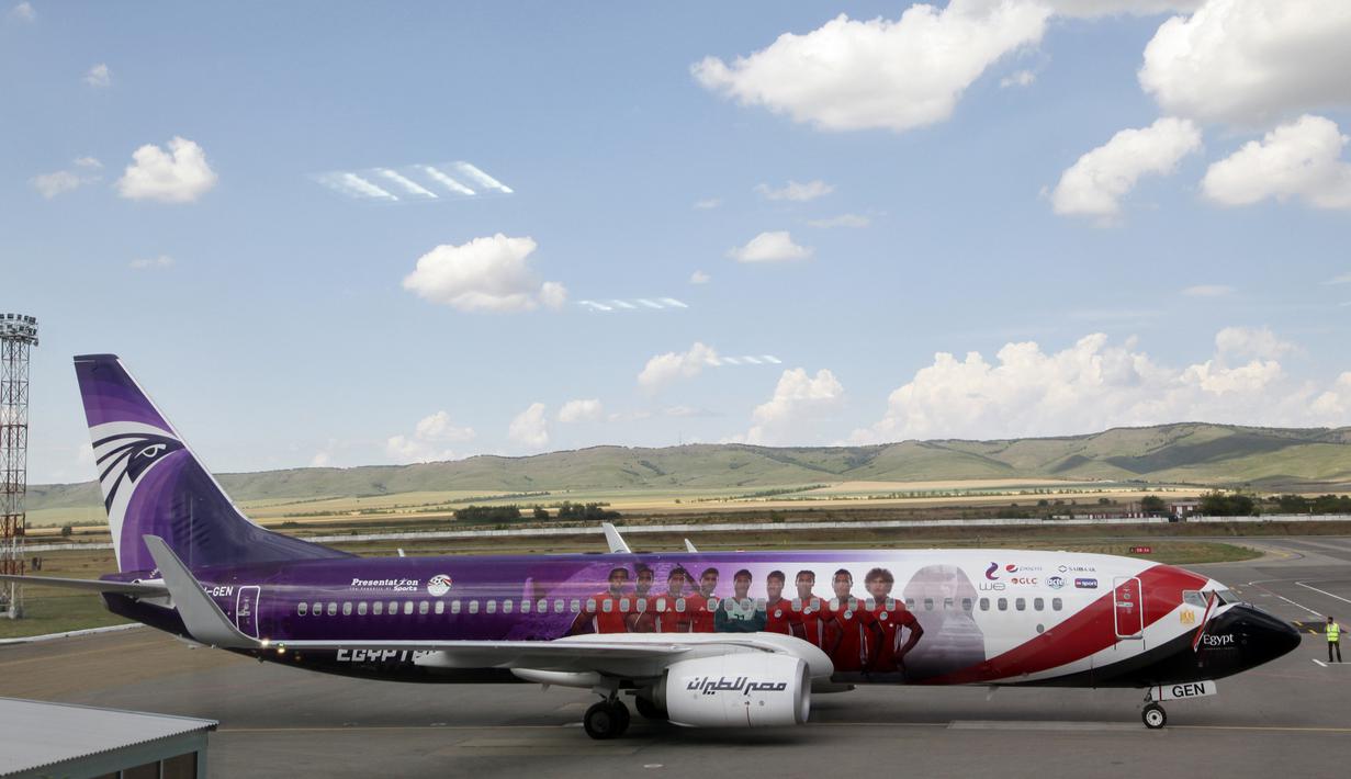 Pesawat yang mengangkut pasukan Mesir mendarat di Bandara Grozny, Chechnya, Minggu (10/6/2018). Pada Piala Dunia 2018, Mesir tergabung di Grup A bersama Rusia, Uruguay dan Arab Saudi. (AP/Musa Sadulayev)