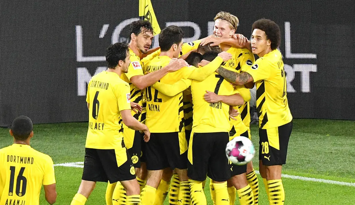 Para pemain Borussia Dortmund merayakan gol yang dicetak oleh Marco Reus ke gawang Bayern Munchen pada laga Bundesliga di Stadion Signal Iduna Park, Sabtu (7/11/2020). Bayern menang dengan skor 3-2. (AP Photo/Martin Meissner, Pool)