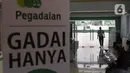 Nasabah menunggu giliran untuk bertransaksi di kantor pegadaian kawasan Jakarta, Rabu (4/8/2021). Pandemi Covid-19 yang masih berlangsung ternyata membuat jumlah nasabah yang menggadaikan barang mereka untuk berbagai kebutuhan sehari-hari meningkat pesat. (Liputan6.com/Angga Yuniar)