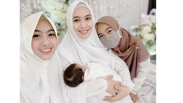 Jarang Tersorot, Ini 7 Potret Kompak Ria Ricis dan Kedua Kakaknya