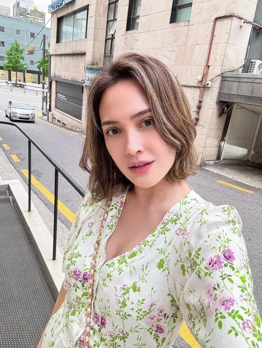Biasa tampil dengan rambut sebahu bergelombang, kali ini Shandy memotong lebih banyak rambutnya menjadi model bob pendek. [@shandyaulia].