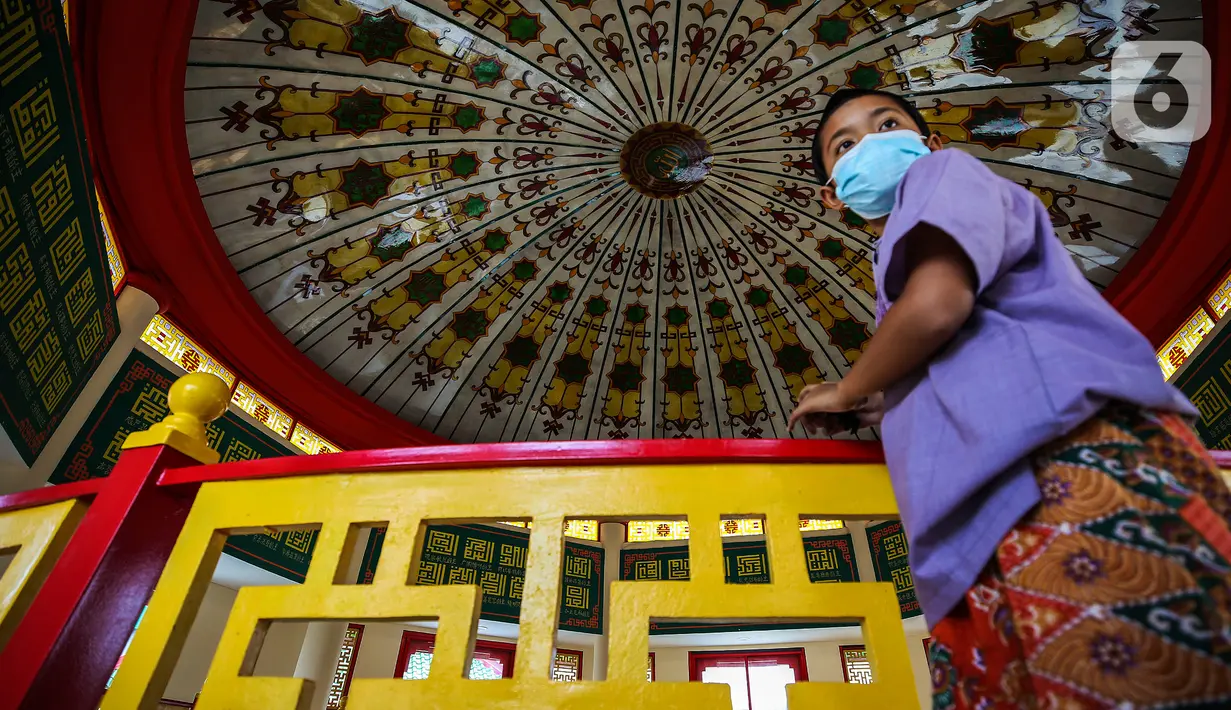 Seorang anak terlihat berada di Masjid Babah Alun Desari, Cilandak, Jakarta Selatan, Jumat (23/4/2021). Masjid yang bersebelahan dengan gerbang tol Cilandak Barat ini menjadi daya tarik bagi warga yang melintas sekaligus wisata religi, di Bulan Suci Ramadan sekarang ini. (Liputan6.com/JohanTallo)