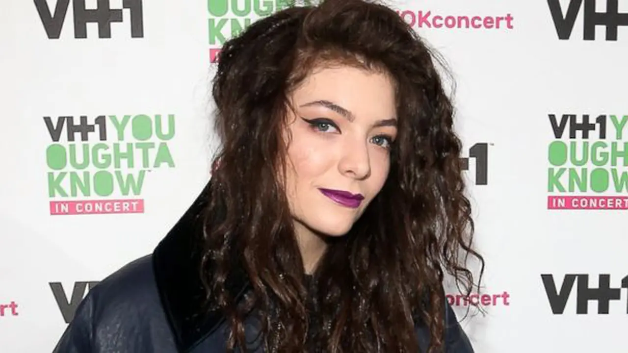 Tips Memoles Lipstik Ungu Ala Lorde
