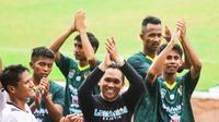 Bupati Lumajang Thoriqul Haq (Baju hitam) bersama punggawa kesebalasan Kabupaten Lumajang merayakan kemenangan atas Kabupaten Lamongan  di Gurp A cabor sepak bola, Porprov Jatim (Istimewa)