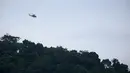 Sebuah helikopter militer  berjaga selama proses pemindahan tahanan menuju Nusakambangan, Cilacap, Jawa Tengah (4/3/2015).  Dua terpidana mati penyelundup narkoba asal Australia sedang dipindahkan untuk menjalani eksekusi.  (Reuters/Darren Whiteside)