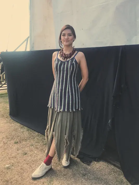 Sebagai penyanyi, Monita kerap pula membagikan momen ketika ia sedang bersiap mengisi sebuah acara. Monita terlihat menggunakan pakaian yang simpel dan santai ketika mengisi acara Prambanan Jazz 2018 lalu. (Liputan6.com/Instagram/@monitatahalea)