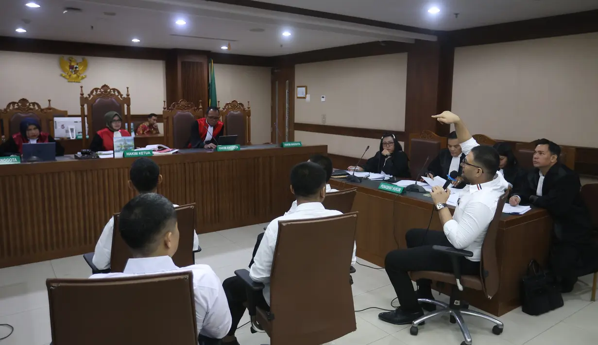Dalam persidangan, Ammar Zoni mengungkap dirinya mengetahui keberadaan serta praktik peredaran narkoba di Rutan Salemba. Tampak dalam foto, terdakwa kasus dugaan peredaran narkotika di Rumah Tahanan (Rutan) Salemba, Ammar Zoni (kedua kanan) saat menjalani sidang lanjutan di Pengadilan Negeri Jakarta Pusat (PN Jakpus), Jakarta, Kamis (8/1/2026). (Kapanlagi.com/Budy Santoso)