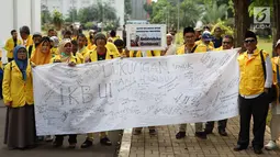 Ikatan Keluarga Besar UI (IKB UI) menggelar aksi solidaritas untuk dokter Robiah Khairani Hasibuan atau Ani Hasibuan di Kampus Universitas Indonesia, Jakarta, Jumat (17/5). Massa membentangkan spanduk berisi tandatangan dukungan untuk Ani Hasibuan. (Liputan6.com/Immanuel Antonius)