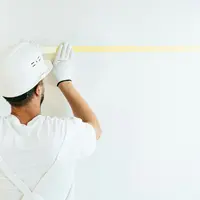 Sisa selotip seringkali membuat tembok terkesan kotor/Copyright pexels.com/Antoni Shkraba