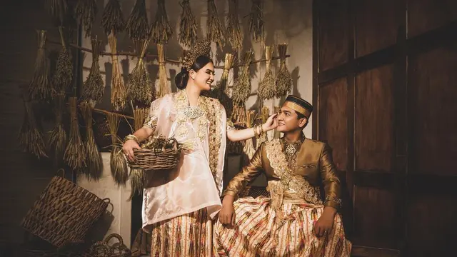 6 Potret Prewedding Masayu Clara dan Qausar Harta dengan Baju Adat, Tampil Serasi