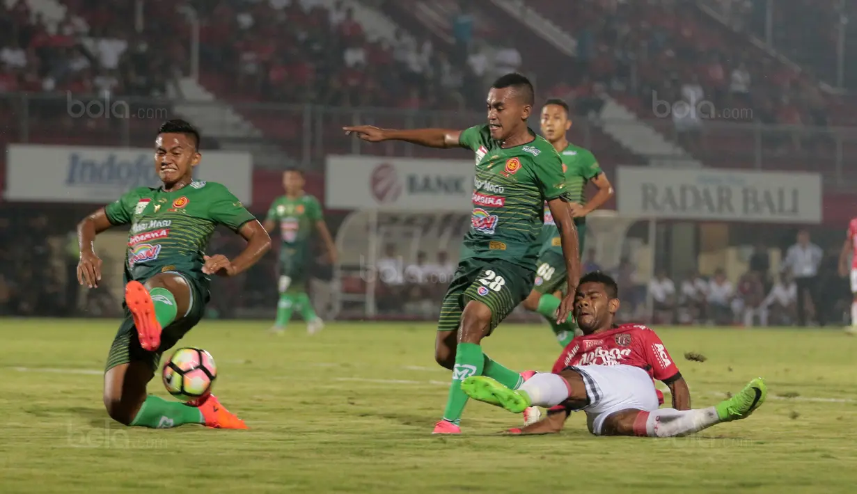Aksi Yabes Roni (kanan) melepaskan tembakan melwati adangan para pemain PS TNI pada lanjutan Liga 1 2017 di Stadion Kapten I Wayan Dipta, Gianyar, Bali (20/102017). Bali United menang 2-1. (Bola.com/NIcklas Hanoatubun)