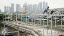 Suasana pembangunan jembatan penyeberangan orang (JPO) di Stasiun Tanah Abang, Jakarta, Jumat (30/9). Pembangunan JPO ini untuk memberikan kenyamanan bagi pengguna jasa kereta api (Liputan6.com/Gempur M Surya)