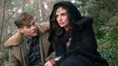 Gal Gadot beradu akting dengan Aktor Chris Pine saat syuting film Wonder Woman. Diana yang selama Film Wonder Woman ini menjadi sekuel keempat dalam DC Extended Universe. (Clay Enos/Warner Bros. Entertainment via AP)