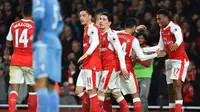 Para pemain Arsenal merayakan gol ke gawang Stoke City dalam lanjutan Premier League di Emirates Stadium, London, Sabtu (10/12/2016). (AFP/Glyn Kirk)