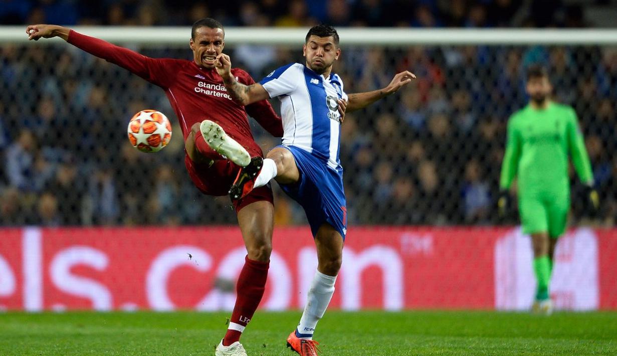 Duel antara Joel Matip dan Jesus Corona pada leg kedua babak perempat final Liga Champions yang berlangsung di Stadion do Dragao, Porto, Kamis (17/4). Liverpool menang 4-1 atas Porto. (AFP/Miguel Riopa)