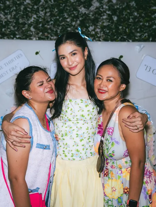 Tanpa ada kerutan apalagi flek, wajah Mikha Tambayong nampak flawless dengan makeup pinkish yang fresh [@miktambayong]