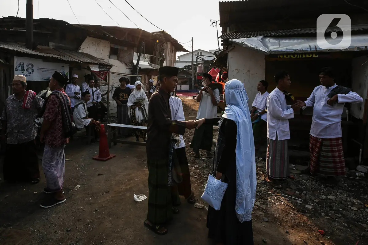 Warga Berlebaran Diantara Reruntuhan di Pancoran