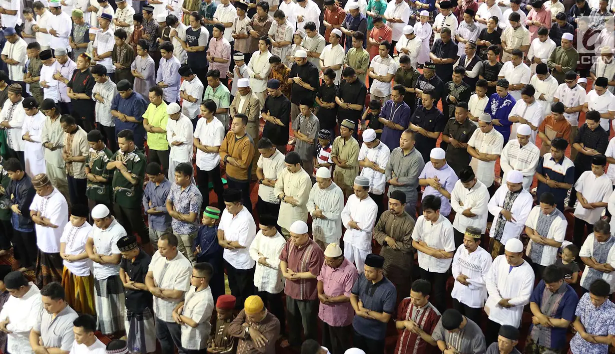 Umat muslim melaksanakan ibadah salat jumat di Masjid Istiqlal, Jakarta, Jumat (15/6). Salat Jumat di Hari Raya Idul Fitri itu diikuti ribuan umat yang memadati ikon mesjid di Ibukota tersebut. (Liputan6.com/Immanuel Antonius)