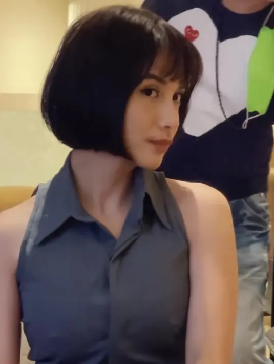 Tentu tampilannya mengundang komentar netizen, ia disebut-sebut mirip Seo A Ri salah satu tokoh utama di serial Korea Selatan berjudul Celebrity. A Ri tampil dengan rambut pendek bergaya bob berponi. @chelseaoliviaa