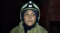 Kasi Penyelamatan DPKP Kota Depok, Tessy Haryati, saat menangani kebakaran rumah potong hewan Pasar Cisalak, Depok. (Liputan6.com/Dicky Agung Prihanto)