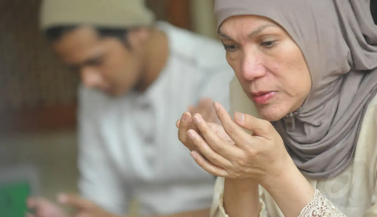 Aktris yang terkenal sejak era 1970-an ini tampak memanjatkan doa demi kesembuhan Olga Syahputra. (Liputan6.com/Panji Diksana)