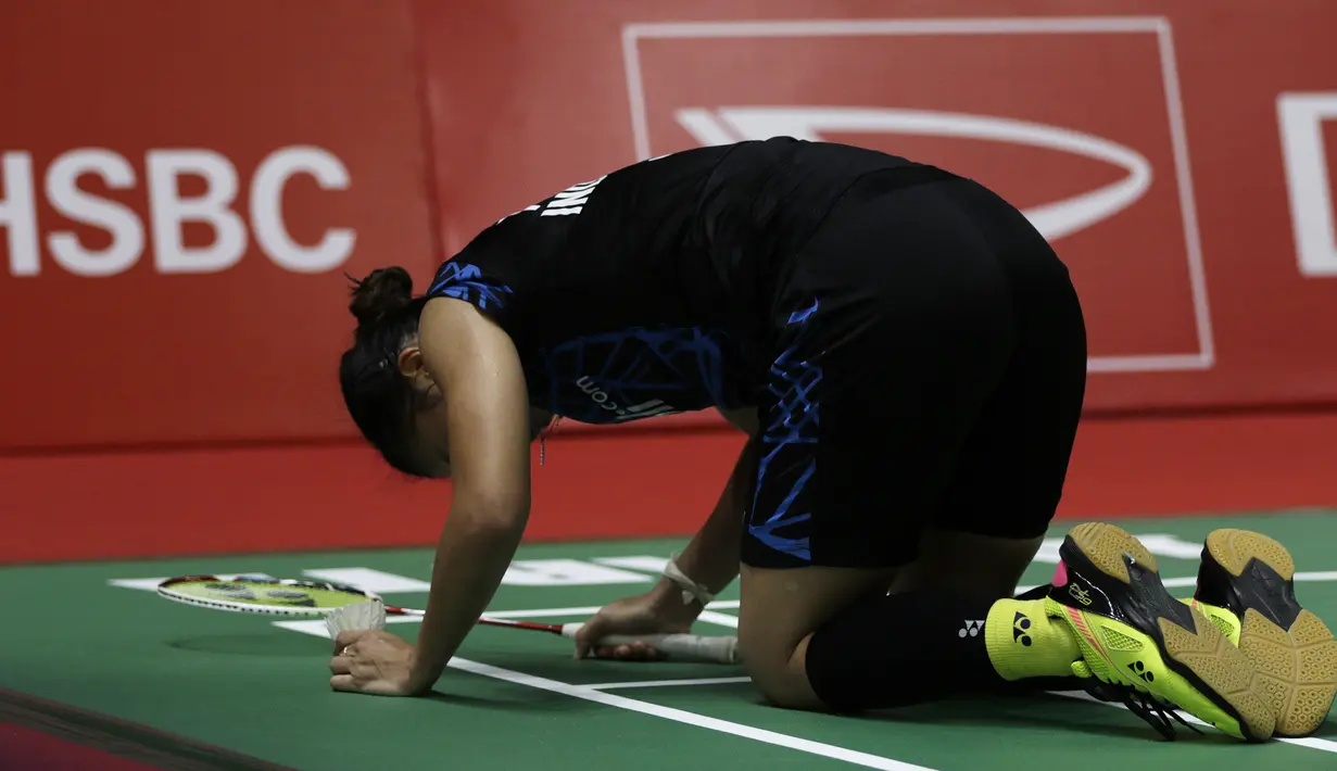 Ganda putri Indonesia, Greysia Polii, terjatuh saat melawan ganda Jepang pada Indonesia Masters 2019 di Istora Senayan, Jakarta, Sabtu (26/1). Greysia / Apriyani gagal ke final. (Bola.com/Yoppy Renato)